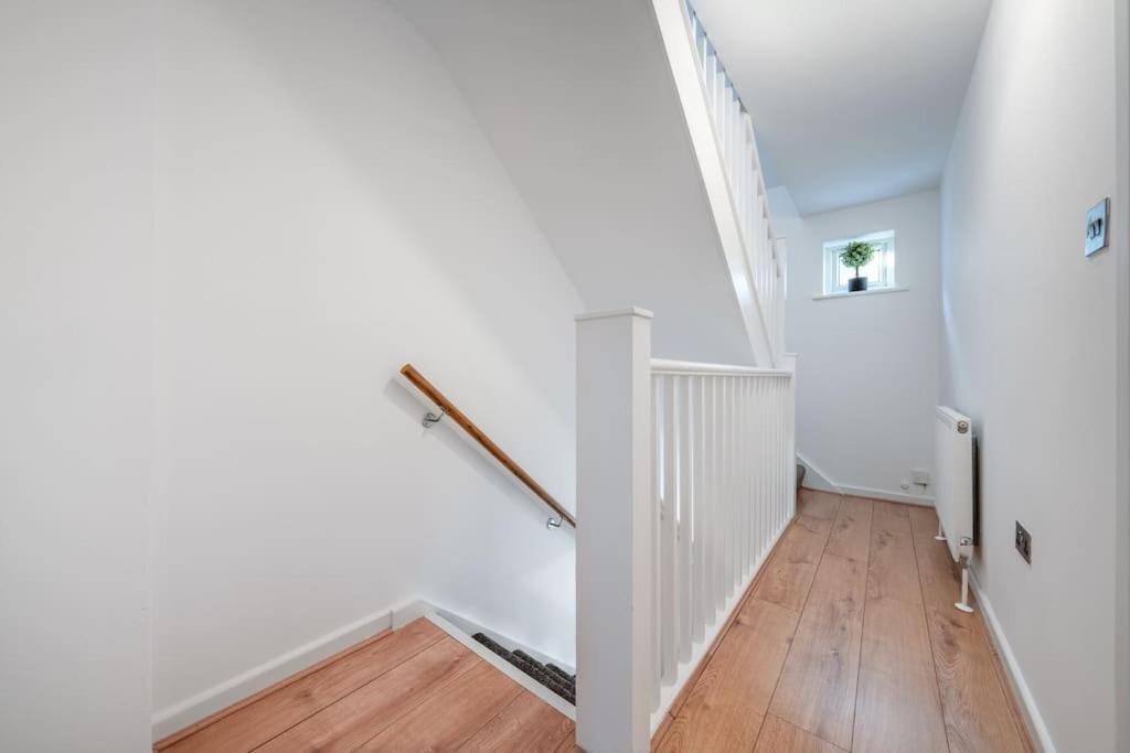 4 Beds - 20 Min To Londra