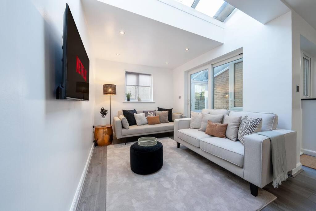 4 Beds - 20 Min To Londra